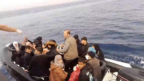 İzmir Açıklarında 15 Düzensiz Göçmen (Beraberinde 9 Çocuk) ve 1 Göçmen Kaçakçısı Şüphelisi Yakalanmıştır