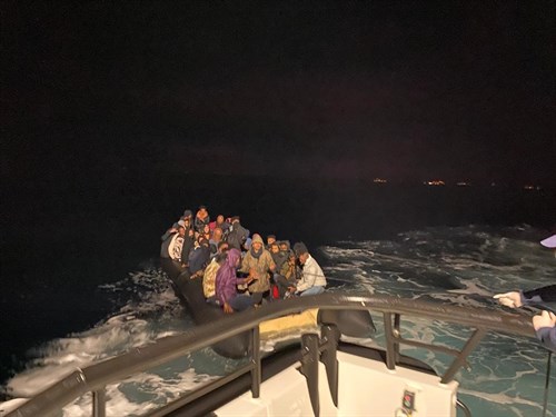 İzmir Açıklarında 56 Düzensiz Göçmen Kurtarılmıştır