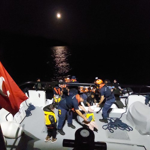 İzmir Açıklarında 40 Düzensiz Göçmen Kurtarılmıştır
