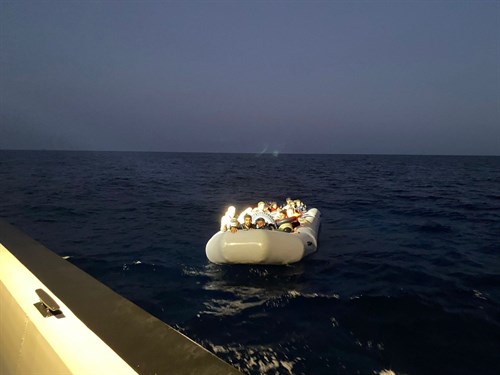 İzmir Açıklarında 25 Düzensiz Göçmen Kurtarılmıştır