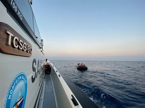 İzmir Açıklarında 25 Düzensiz Göçmen Kurtarılmıştır