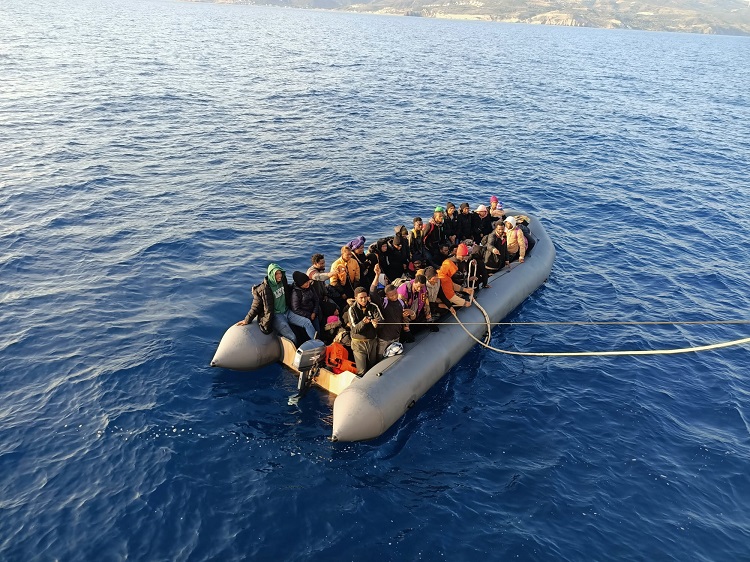 İzmir Açıklarında 51 Düzensiz Göçmen Yakalanmıştır