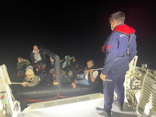 İzmir Açıklarında 11 Düzensiz Göçmen Kurtarılmış ve 1 Göçmen Kaçakçısı Şüphelisi Yakalanmıştır