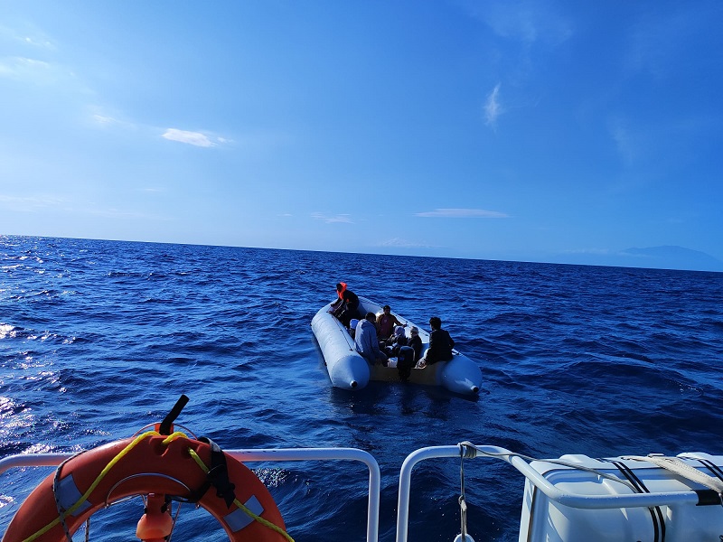 İzmir Urla İlçesi Açıklarında Göçmenleri Kurtaran Sahil Güvenlik Botu