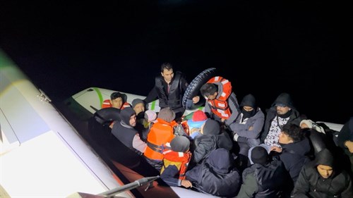 İzmir Açıklarında 18 Düzensiz Göçmen (Beraberinde 5 Çocuk) Yakalanmıştır