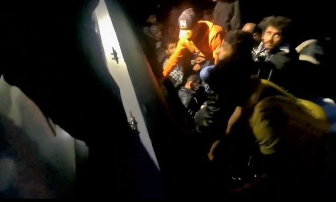 İzmir Açıklarında 18 Düzensiz Göçmen (Beraberinde 5 Çocuk) Yakalanmıştır